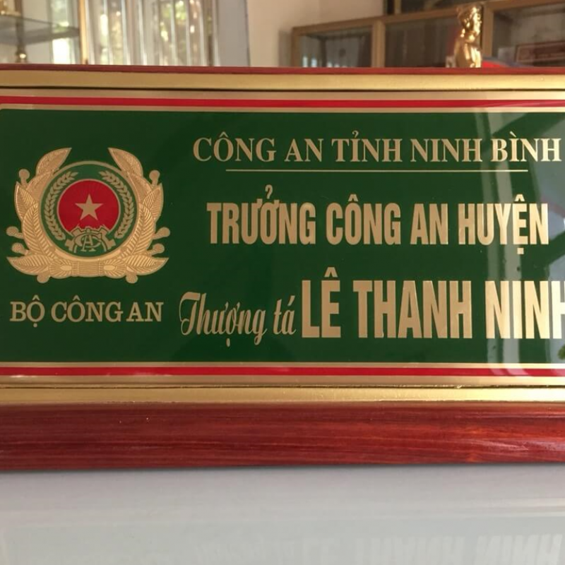 HUY HIỆU, BẢNG TÊN